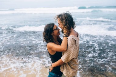 Tropikal plajda bir çift