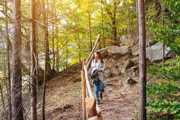 Flickan går längs i skogen — Stockfoto