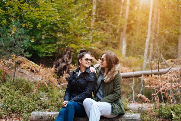 Två vackra flickor som satt i skogen — Stockfoto