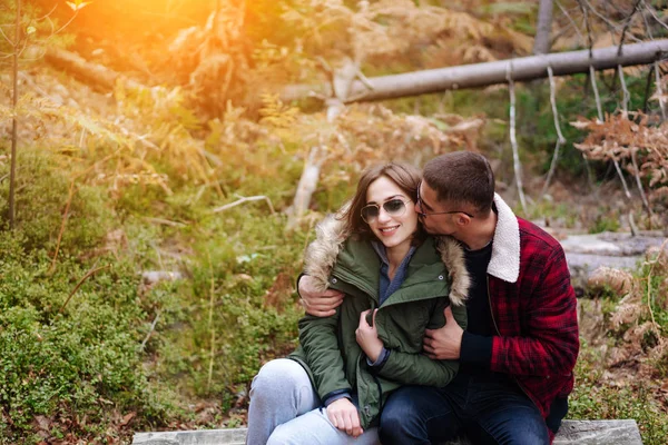 Guy kisses his girlfriend in the forest — Stock Photo, Image