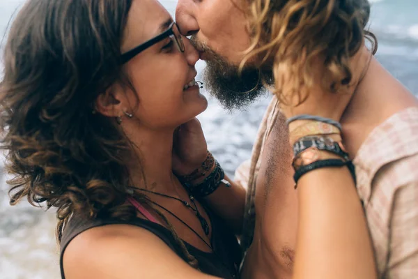 Couple on a tropical beach — Stock Photo, Image