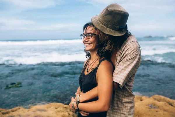 Paar an einem tropischen Strand — Stockfoto