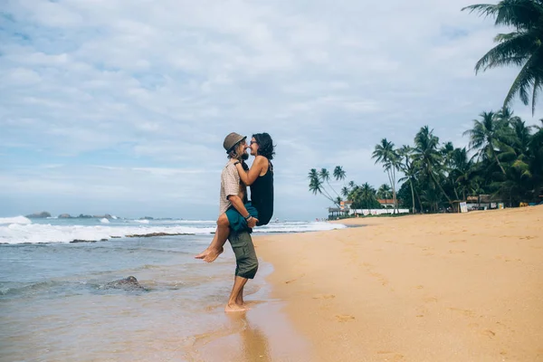 Un chico y una chica se besan en una playa —  Fotos de Stock