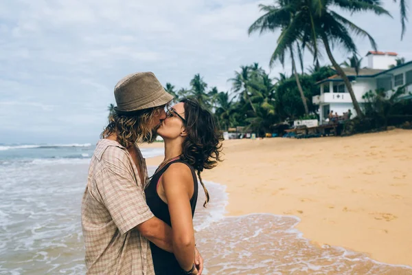 Um cara e uma menina estão se beijando em uma praia — Fotografia de Stock