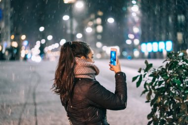 Telefon şehirde sokak tutan şık kadın
