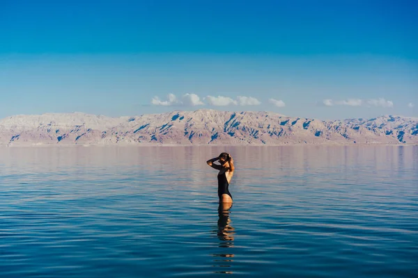 Mujer joven que va al Mar Muerto, Israel — Foto de Stock