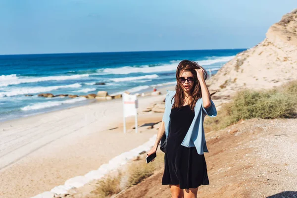 Mooi meisje poseren aan zee — Stockfoto