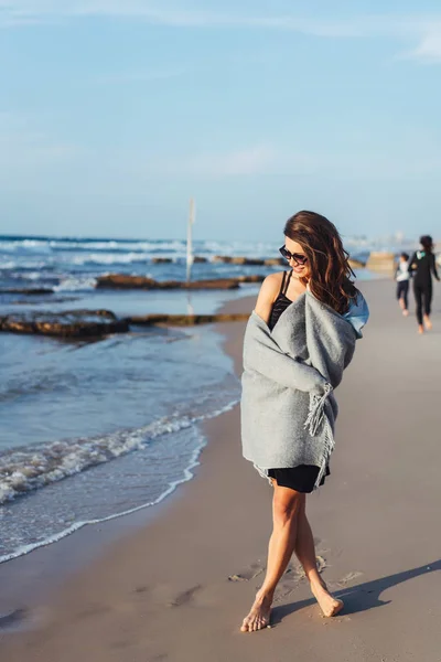 Menina bonita jovem posando junto ao mar — Fotografia de Stock
