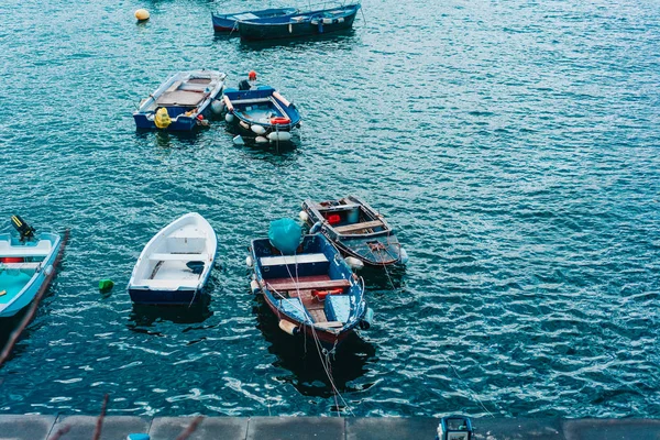 Berço com barcos na costa do mar — Fotografia de Stock