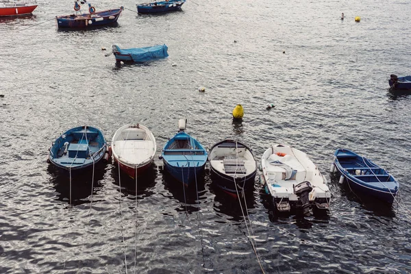 Berço com barcos na costa do mar — Fotografia de Stock