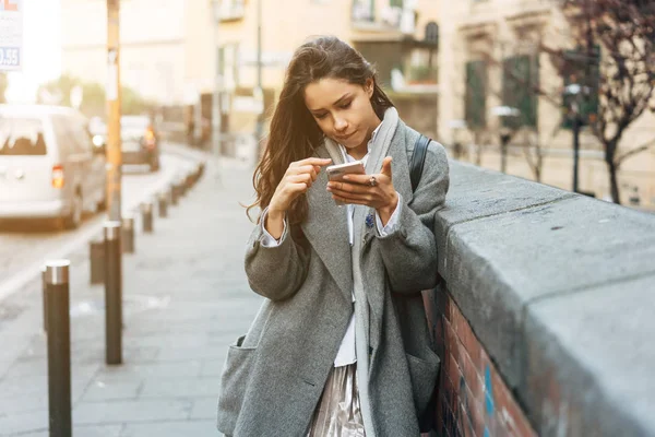 Frau benutzte ihr Handy auf der Straße. — Stockfoto