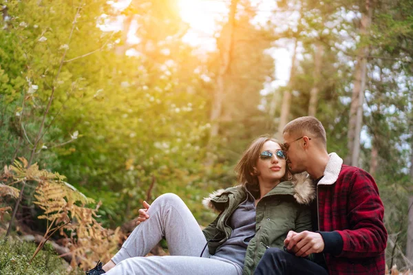 Guy kisses his girlfriend in the forest — Stock Photo, Image