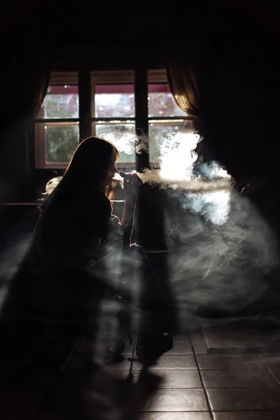 Девушка курит электронную сигарету — стоковое фото