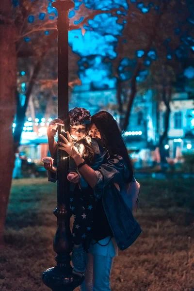 Família está gastando tempo no parque noturno — Fotografia de Stock
