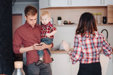 Baba, anne ve küçük oğlu mutfakta