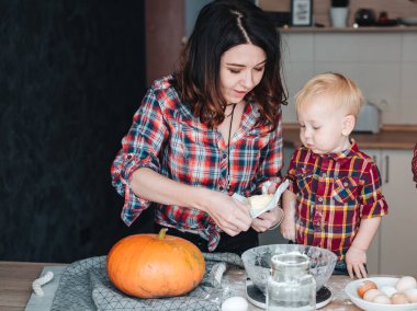 Anne ve küçük oğlu mutfakta