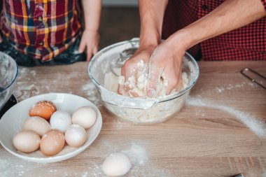 Baba ve oğul mutfakta hamur yapmak