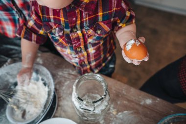 Küçük oğlu baba ve anne mutfakta yardımcı olur