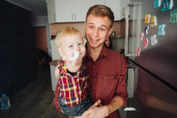 Ο μπαμπάς και ο μικρός γιος στην κουζίνα από το ψυγείο — Φωτογραφία Αρχείου