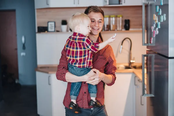 Papá y su hijito en la cocina junto a la nevera — Foto de Stock