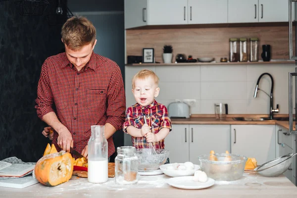 Папа и маленький сын на кухне — стоковое фото