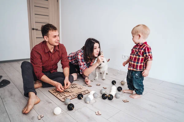 Šťastná rodina společně hrají na podlaze — Stock fotografie