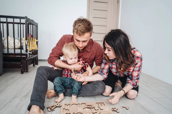 Gelukkige familie samen spelen op de verdieping — Stockfoto