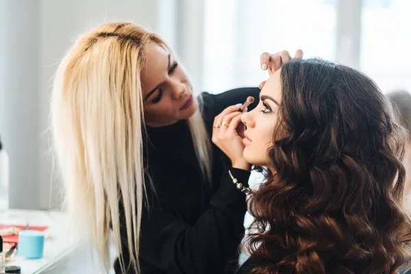 Makeup dan gaya rambut untuk model yang indah — Stok Foto