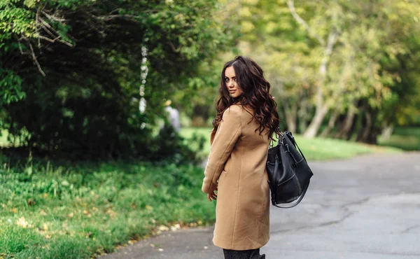 Meisje lopen op pad in het park — Stockfoto