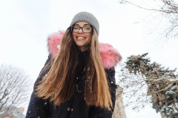 Fiatal gyönyörű nő, a téli város — Stock Fotó