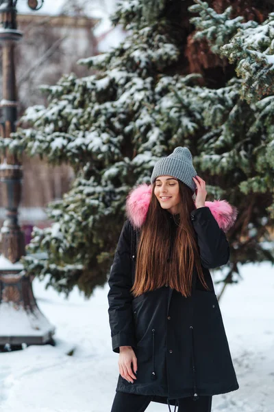 Jovem mulher bonita na cidade de inverno — Fotografia de Stock