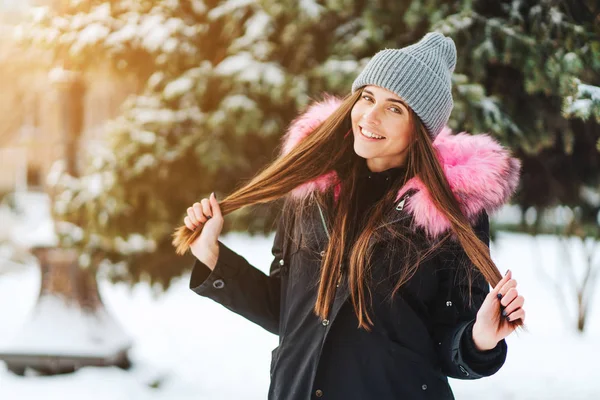 Young beautiful woman at winter city — Stock Photo, Image