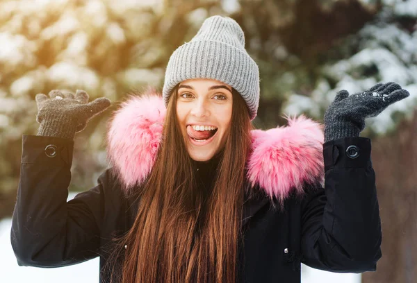 Ung vacker kvinna på vintern city — Stockfoto