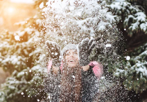 A menina joga neve na cidade . — Fotografia de Stock