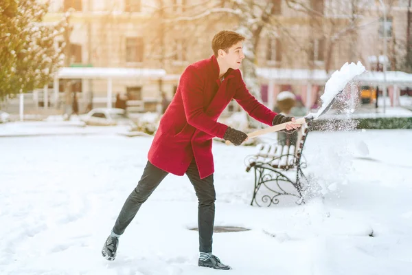 Fiatal férfi a shoveling hó — Stock Fotó