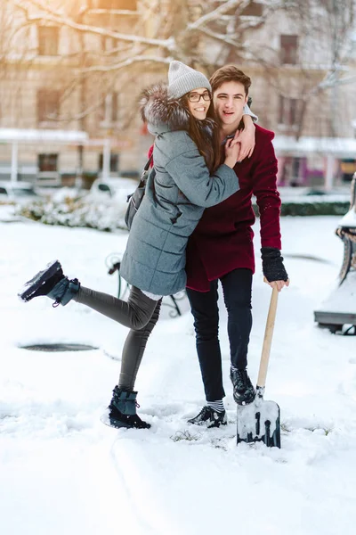 Молодая пара в любви на открытом воздухе зима . — стоковое фото