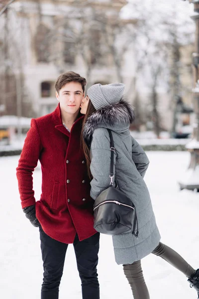 Молодая пара в любви на открытом воздухе зима . — стоковое фото