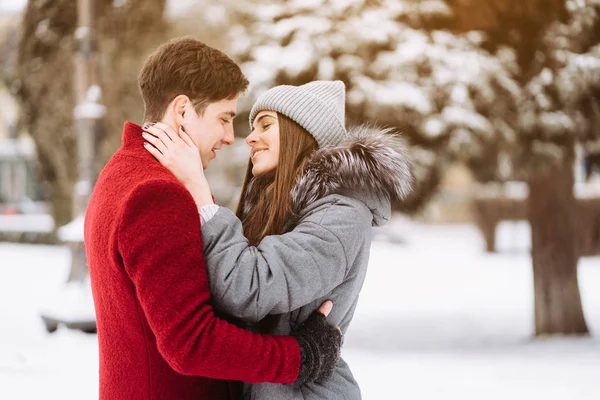 A young guy and a girl are hugging each other — Stock Photo, Image