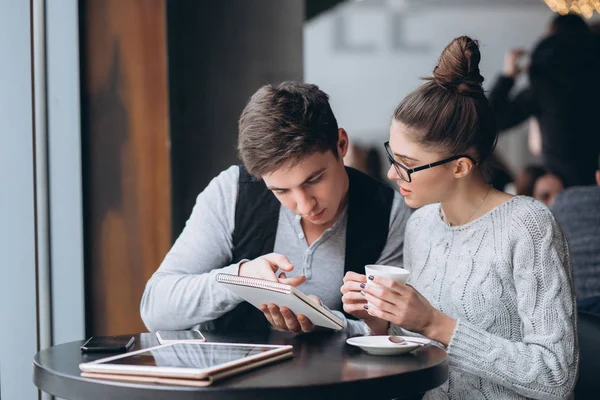 Chico y chica en una reunión en un café —  Fotos de Stock