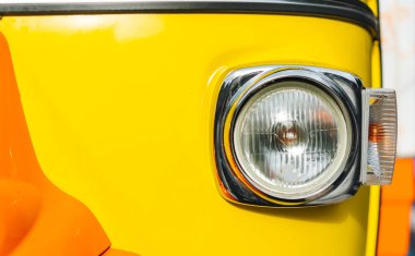 Yakın çekim yukarı eski aracın Far