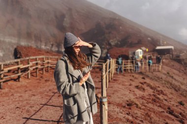 Kız yolun Dağı'na tırmanıyor.