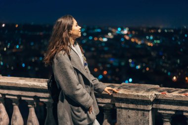 Gece şehrin arka plan üzerinde güzel kız