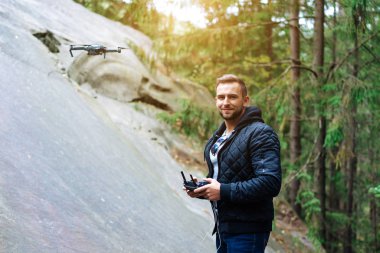 adam bir quadrocopter ormanda başlar.