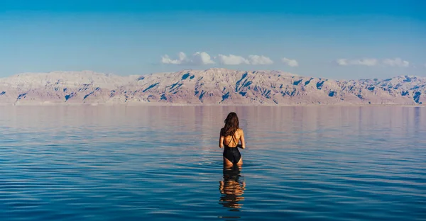 Mujer joven que va al Mar Muerto, Israel — Foto de Stock