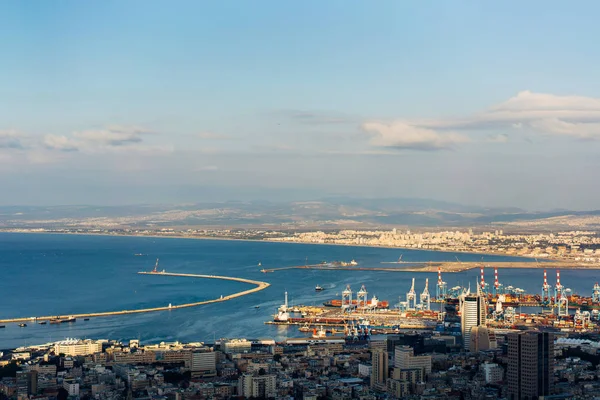 Havadan görünümü endüstriyel kargo liman gemi ve Vinçler