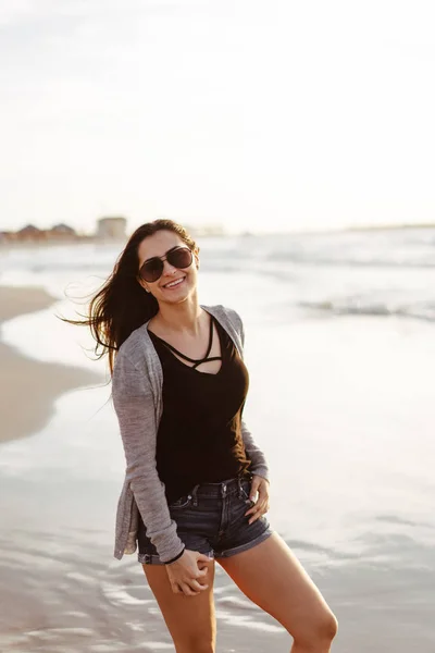 Menina bonita jovem posando junto ao mar — Fotografia de Stock