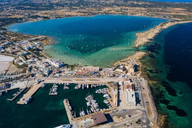 Formentera 'daki güzel turkuaz koy, hava manzaralı..