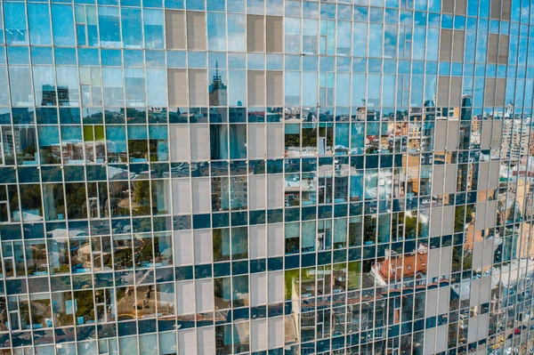 Refleksja uliczna nad fasadą budynku ze stali szklanej — Zdjęcie stockowe