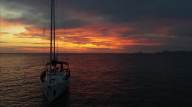 Denizdeki gemilerde, gün batımında, İHA 'dan hava görüntüsü