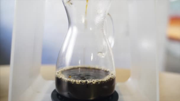 Alternativt kaffe, rinner kaffet successivt genom filtret. — Stockvideo